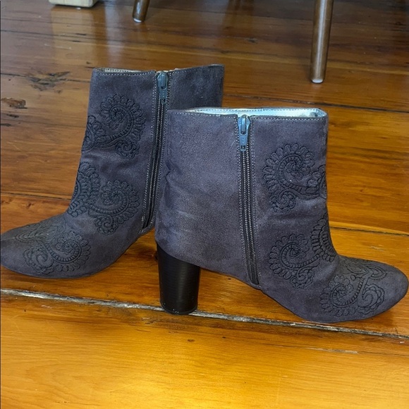 Elegant Gray Suede Ankle Boots - Picture 2 of 4